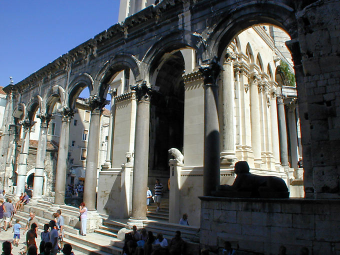 El porche del mausoleo y las columnas del peristilo, Palacio de Diocleciano, Split, Croacia