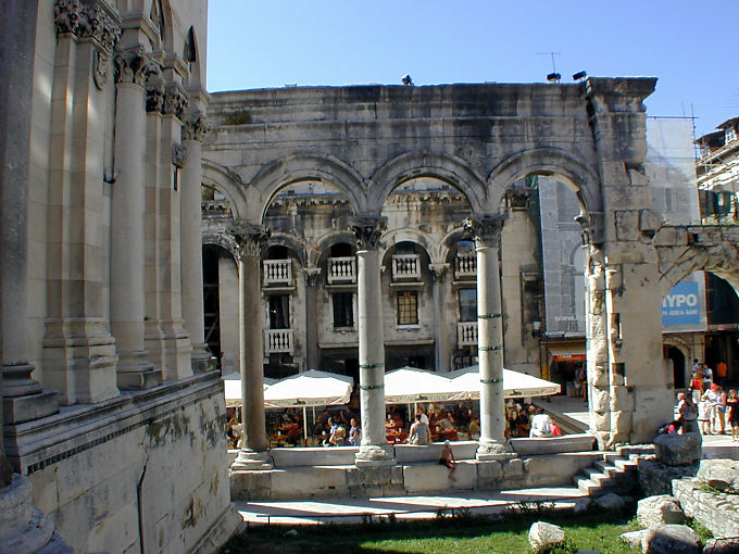 Arcadas del peristilo, Palacio de Diocleciano, Split, Croacia