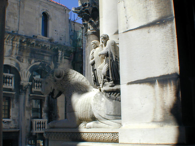 Esculturas en la entrada de la catedral, arquitectura, Split, Croacia