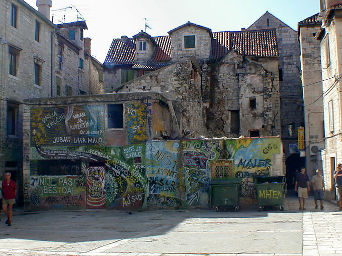 Etiquetas en las paredes y la casa vieja, Split, Croacia