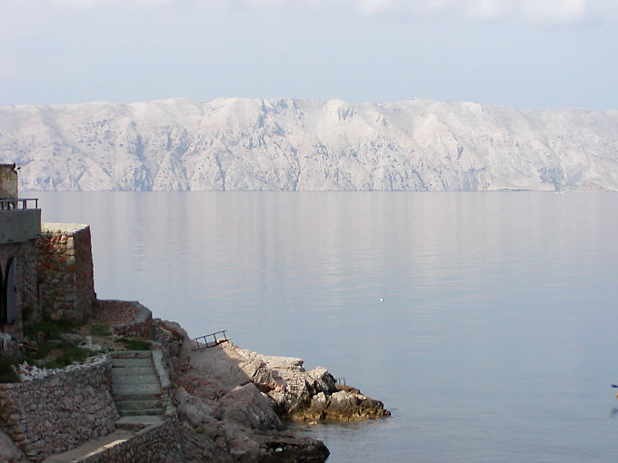 Niebla en Goli Otok, Starigrad, Croacia