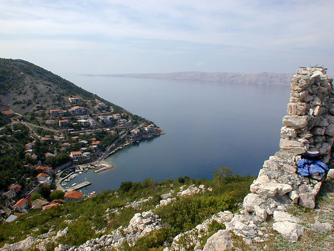 El pueblo de Starigrad en la costa frente a Rab, Croacia