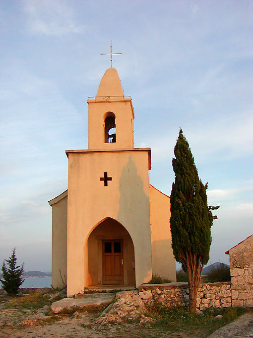 Capilla en la puesta del sol, a Tribunj, Croacia