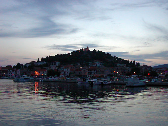 TRIBUNJ por noche, Croacia