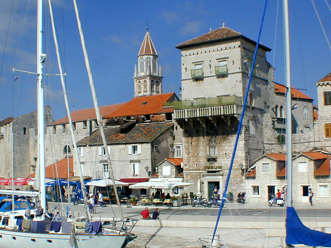 Trogir, el puerto, las murallas y la torre del campanario de la catedral de San Lorenzo, Croacia