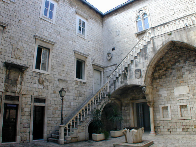 Detrás de la civitatis porta, Trogir, Croacia