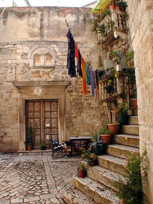 Corner en el centro histórico medieval de Trogir, Croacia