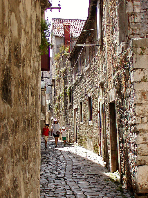 Trogir, medieval calle adoquinada, Croacia