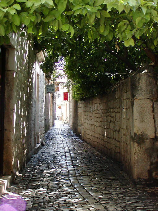 Calle típica de Trogir, Croacia
