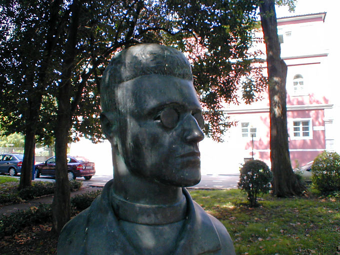 Anteojos Busto, escultura de bronce, Zadar, Croacia
