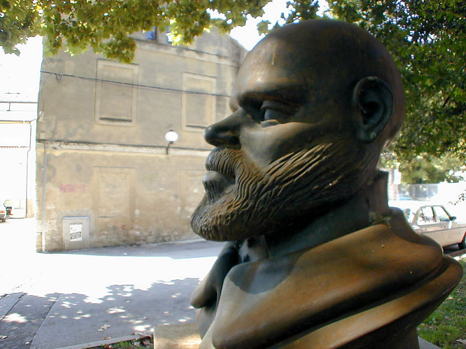 Barba de bronce, la vista lateral, Zadar, Croacia
