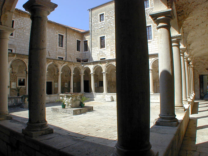 Claustro del Monasterio de los Franciscanos, Zadar, Croacia