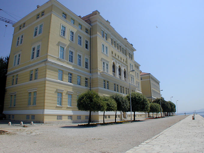 Sobre la base de la línea de costa Obala Kralja Kresimira IV, Zadar, Croacia