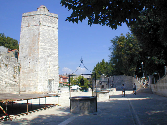 Recorrido por las murallas y pozos en la entrada del jardín Perivoj Kraljice Jelene Madijevke, Zadar, Croacia