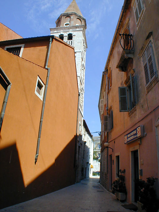 Colorida de la calle, la ciudad vieja de Zadar, Croacia