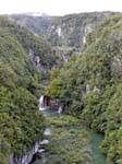 A raíz de las cascadas en el desfiladero entre los lagos, de Plitvice, Croacia.