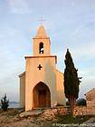 Capilla en la puesta del sol, a Tribunj, Croacia.