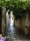 Calle típica de Trogir, Croacia.