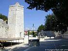 Recorrido por las murallas y pozos en la entrada del jardín Perivoj Kraljice Jelene Madijevke, Zadar, Croacia.