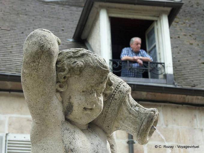 Al lado de la ventana en el niño para el ánfora, Dole - Francia