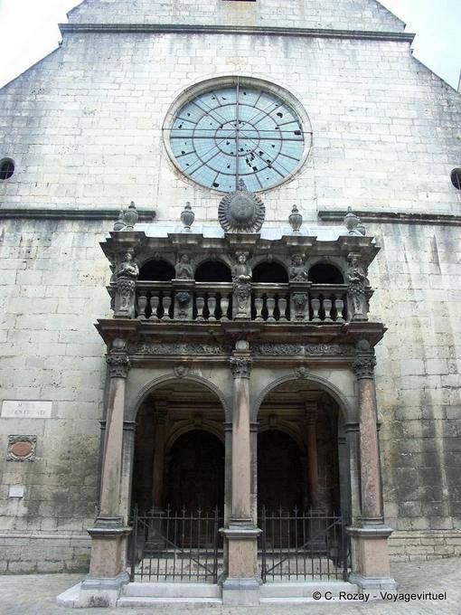 El pórtico de la capilla del Arco de la universidad, Dole - Francia