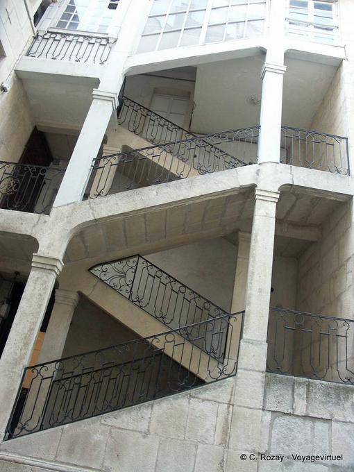 Escaleras del hotel Rigollier Parcey - Francia