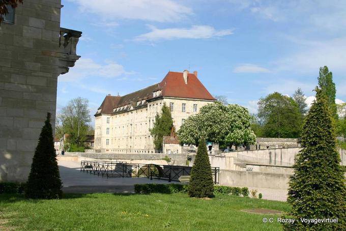 Otra vista del Hospital General de la Caridad se ve desde la biblioteca de medios, Dole - Francia
