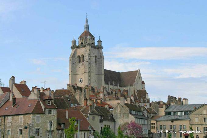Panorama de la catedral de Notre Dame y los tejados de los alrededores, Dole - Francia