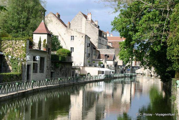 Camine por el agua en la ciudad vieja de Dole - Francia