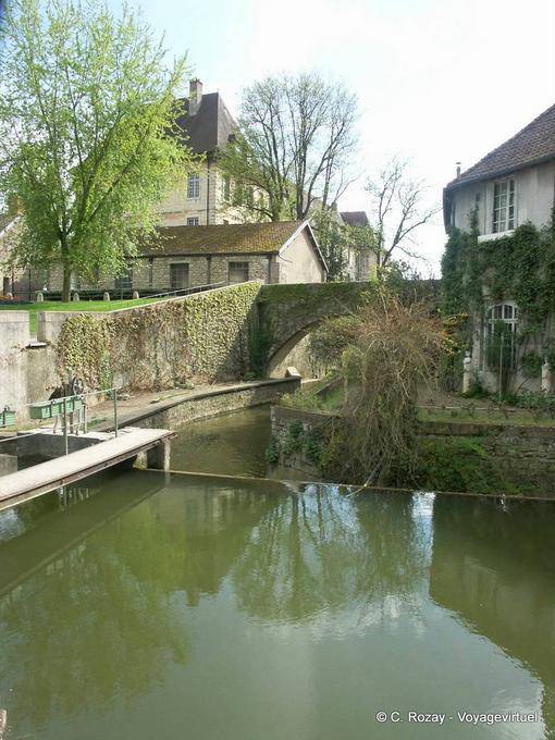 En los curtidores de canales serpenteantes, Dole - Francia