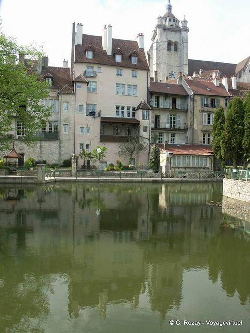 Fachadas reflejadas en el canal del Ródano-Rin, Dole - Francia