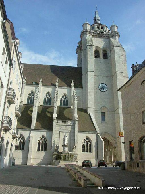 Vista desde la calle de Besançon de la catedral de Notre Dame Dole - Francia