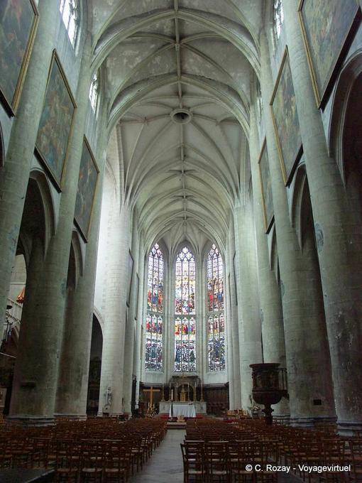 Nave central de la Basílica de Nuestra Señora de Dole - Francia
