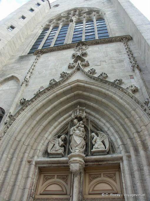 Ángeles y virgen esculpida en el pórtico de la iglesia de Notre Dame, Dole - Francia