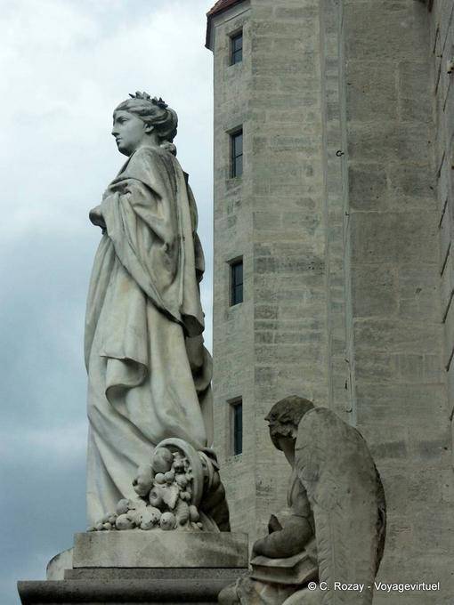 Estatua en el exterior de la Colegiata de Nuestra Señora de Dole - Francia