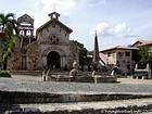 Fachada de la iglesia de San Estanislao, un homenaje a Juan Pablo II, Altos de Chavón, Rep. Dominicana.