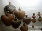 Tainos Arte, contenedores en forma de corazón, Altos de Chavón, Rep. Dominicana.