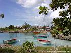 Bayahibe, flotando barcos de madera en el mar Caribe, Rep. Dominicana.