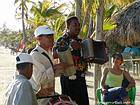 Músicos en concierto en la playa, Boca Chica, Rep. Dominicana.