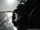 Contra la luz, motocicleta que pasa sobre las olas, Boca Chica, Rep. Dominicana.