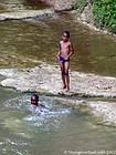 Niños nadando en el río, Rep. Dominicana.