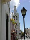 Calle campanario colonial de Santo Domingo, Rep. Dominicana.