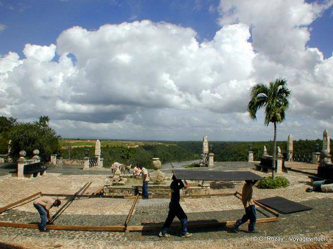 El trabajo en el lugar con vistas al río, Altos de Chavón, Rep. Dominicana