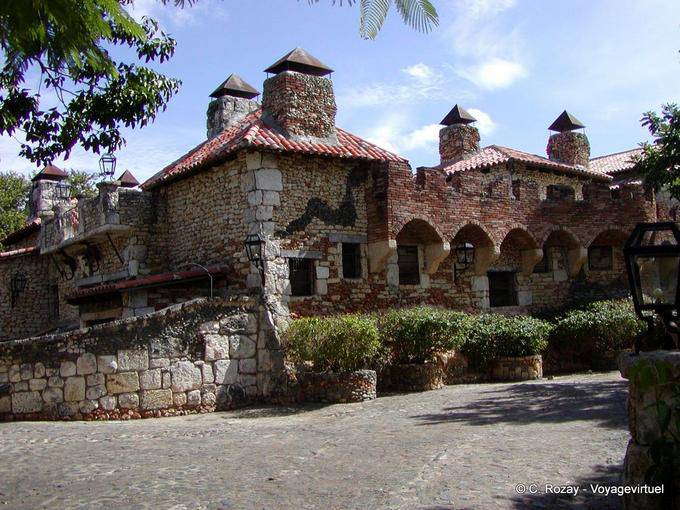 Las paredes, chimeneas y paredes de piedra con un restaurante, Altos de Chavón, Rep. Dominicana