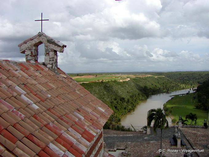 Panorama sobre el Río Chavón Altos de Chavón, Rep. Dominicana