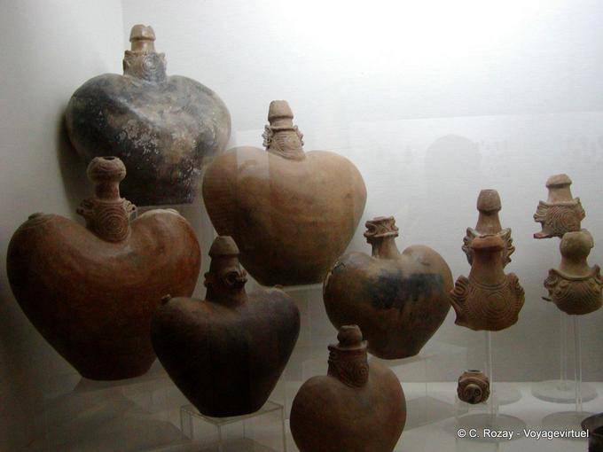 Tainos Arte, contenedores en forma de corazón, Altos de Chavón, Rep. Dominicana