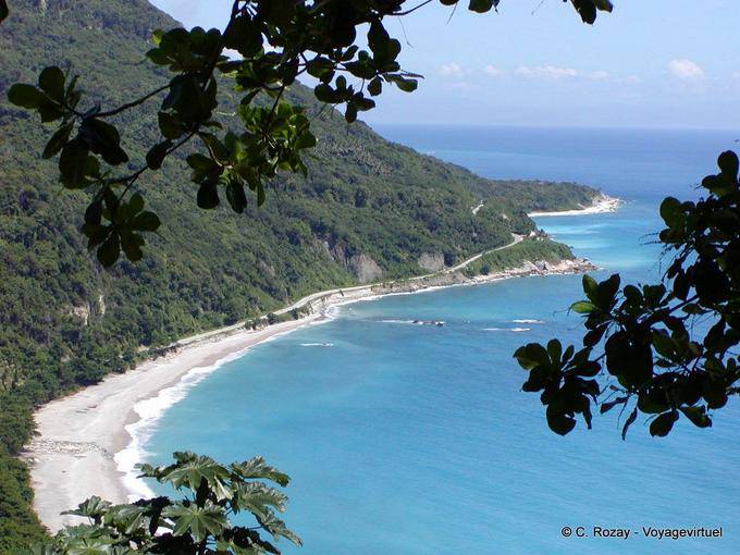 montaña en el mar, la playa de San Rafael hacia Paraiso, Rep. Dominicana