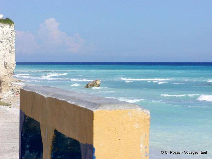 Rodillos en la playa en el malecón de Enriquillo, Barahona, Rep. Dominicana