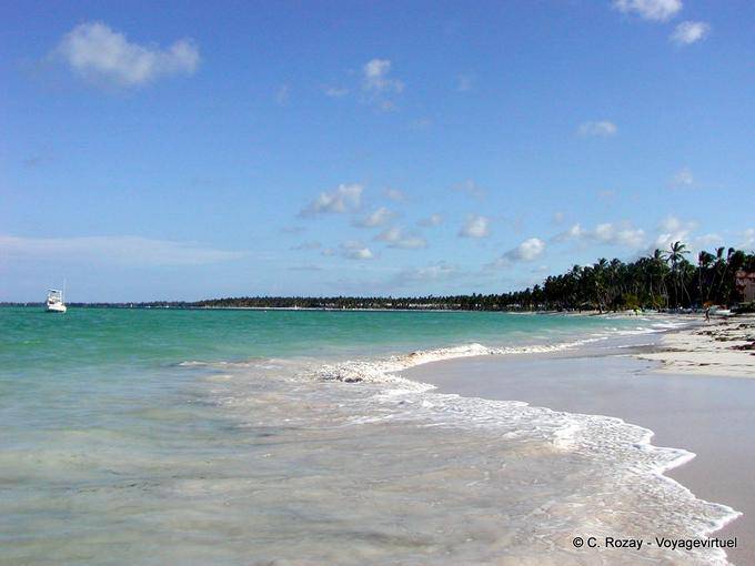 Bavaro, playa de arena blanca con vista al Océano Atlántico, Rep. Dominicana