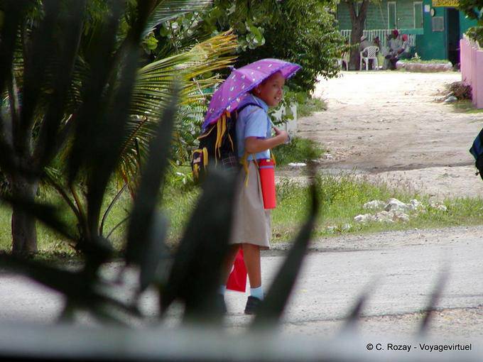 Colegiala en la lluvia, Bayahibe, Rep. Dominicana